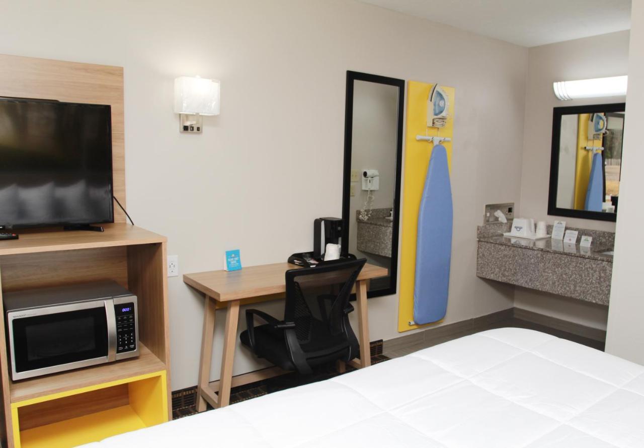Days Inn By Wyndham פורסט מראה חיצוני תמונה