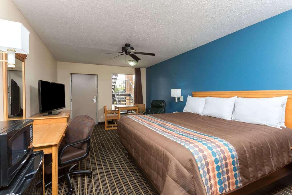 Days Inn By Wyndham פורסט חדר תמונה