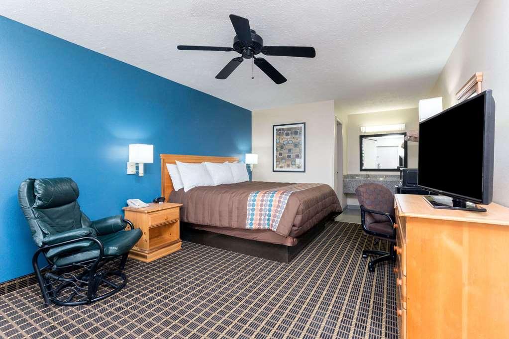 Days Inn By Wyndham פורסט חדר תמונה