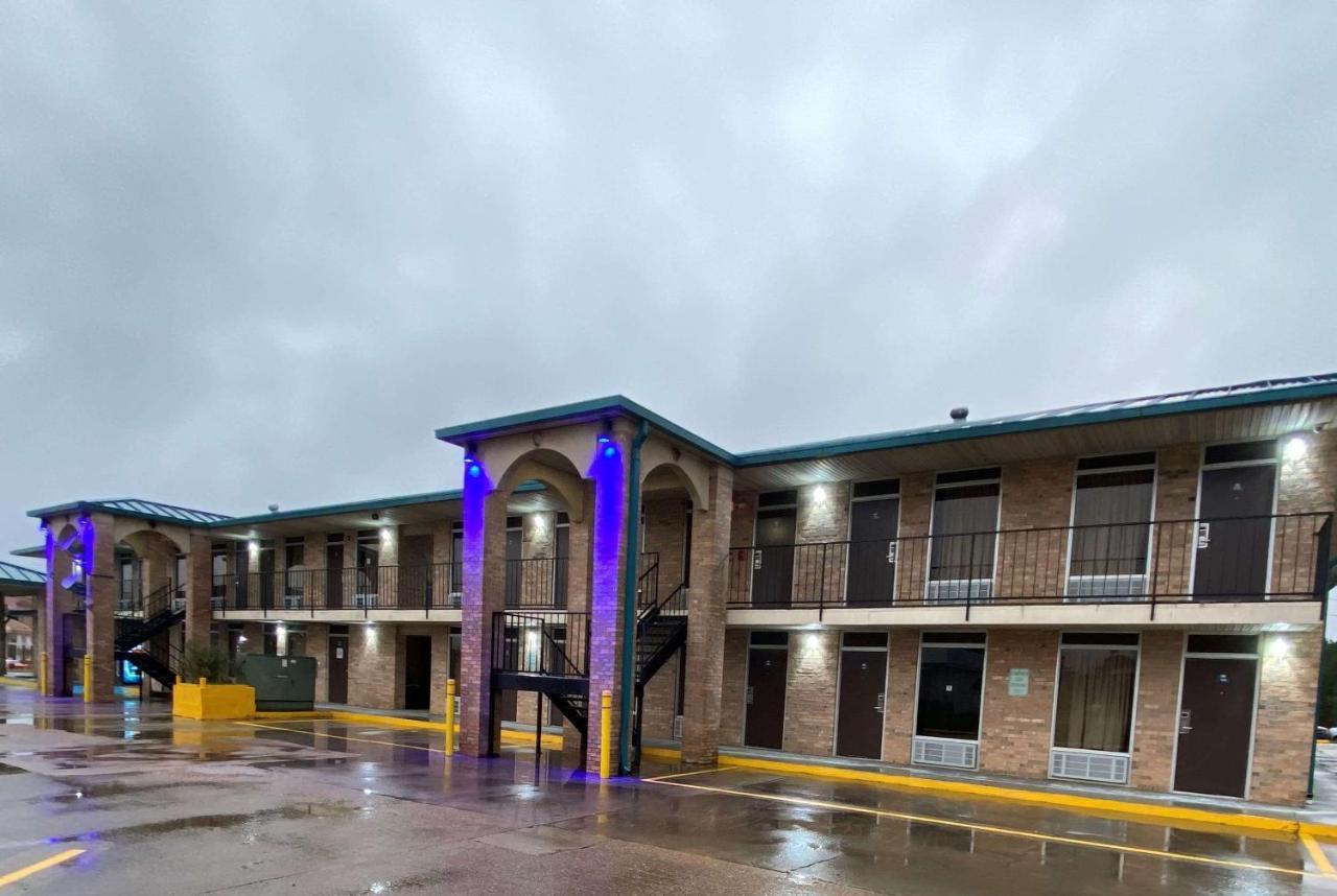 Days Inn By Wyndham פורסט מראה חיצוני תמונה